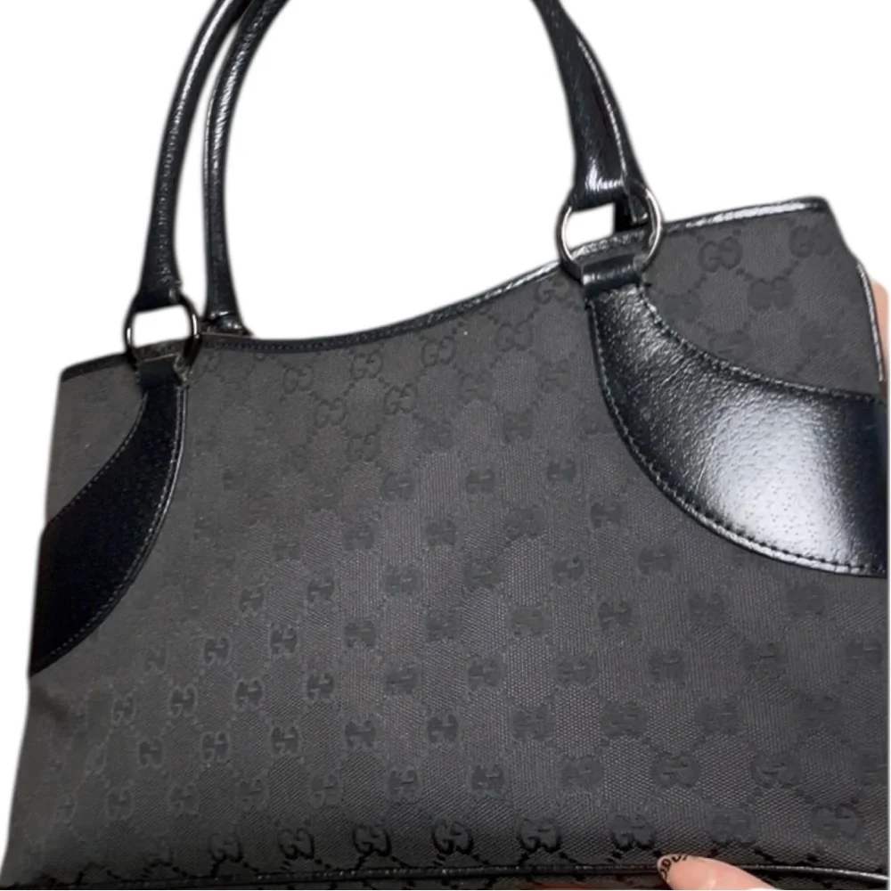 Gucci black GG canvas tote featuring tonal black leather trim - Picture 7 of 16